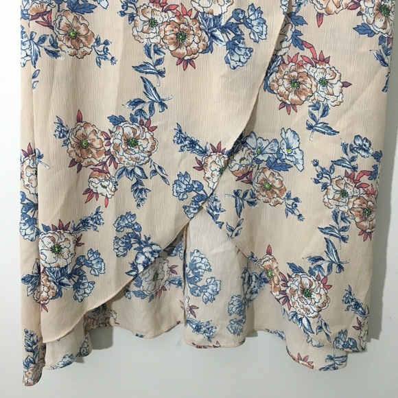 Sold🚫 En Creme Floral Hi-Low skirt - Picture 3 of 5